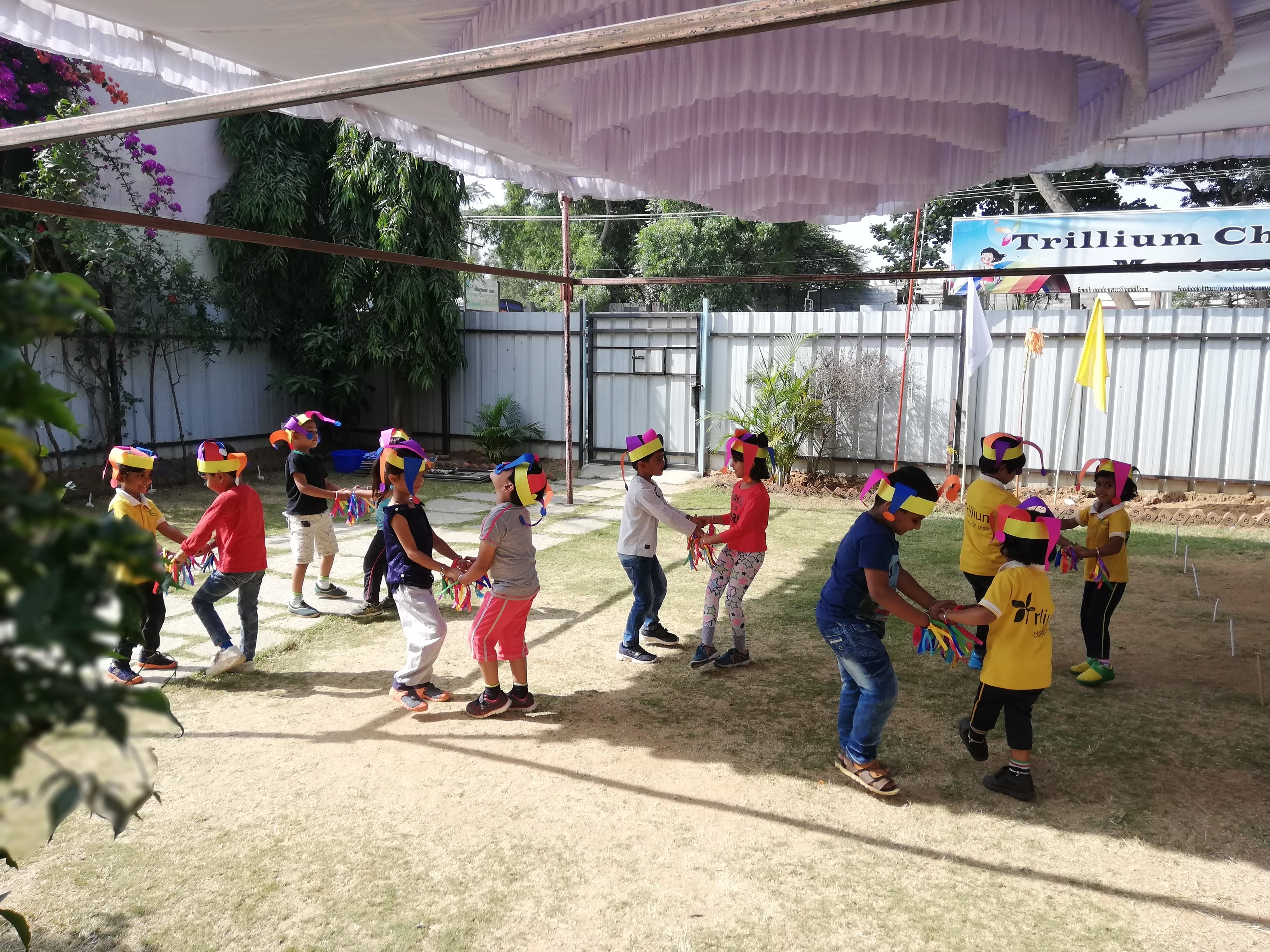 Kids dancing in pair